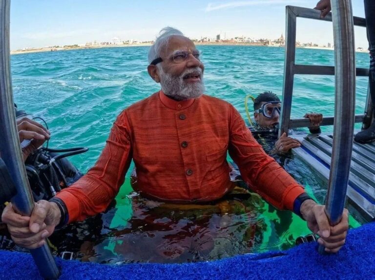 PM @narendramodi takes a dip in the sacred waters in the city of Dwarka, sharing…